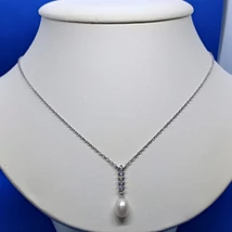 13 mm hosszú cirkon sorkővel díszített pánton, 8 mm-es édesvizi tenyésztett gyöngy medál, anker ezüst lánccal összeépítve