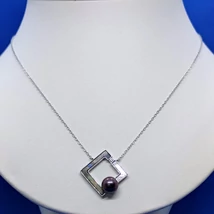 Anker lánc közé beépített zöld, és fehér gyöngyházzal bélelt, 7 mm-es édesvizi tahiti gyönggyel díszített ezüst medál