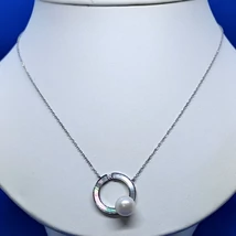 Anker lánc közé beépített karika zöld, és fehér gyöngyházzal bélelt, 8 mm-es édesvizi gyönggyel díszített ezüst medál