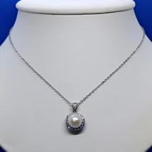 Lekerekített négyzet alakú cirkon sorkővel keretezett 10 mm-es édesvizi tanyésztett gyönggyel díszített ezüst medál