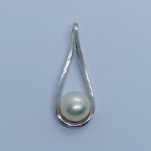 8 mm-es édesvizi tenyésztett gyöngy, letisztúlt sima ezüst szállak közé fogva ezüst medál