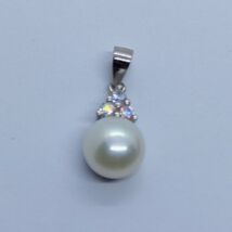 8 mm-es édesvizi tenyésztett gyöngy három cirkon kővel klasszikus formában készült ezüst medál