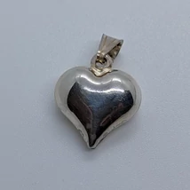 Bevonat nélküli klasszikus pufi két oldalas szív ezüst medál