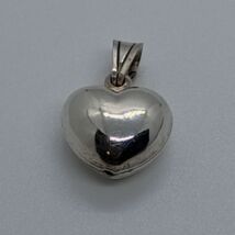 Bevonat nélküli klasszikus pufi két oldalas szív ezüst medál