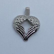 Két angyalszárny szívet formázó csúsztatott erlivel ellátott szív ezüst medál