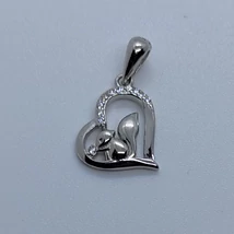 Aszimmetrikus szív forma amelyben egy mókus falatozik, felaz erli alatt cirkon sorkővel díszített  ezüst medál