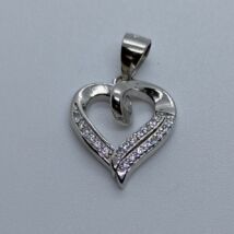 Különleges szív formájú középen hurokkak, alúl cirkon sorkővel díszített  ezüst medál