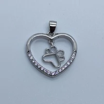 Nagy méretű szív, középen egy erlin kutya tappancs mozog, alúl cirkon sorkővel díszített  ezüst medál