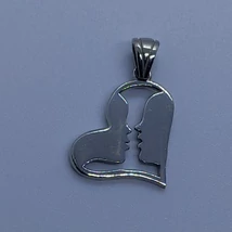  Ezüst medál aszimmetrikus szív formában, férfi női arc egymással szembe fordulva 