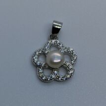 Cirkon kővel kirakott virág alakú, középen 6 mm-es  igazgyöngyel díszített ezüst medál