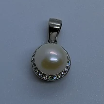 Klasszikus kerek cirkon sorköves keretben 6 mm-es igazgyöngyel díszített ezüst medál