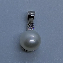 Elegánsan egyszerű felül cirkon kővel díszített 8 mm-es igazgyöngyös ezüst medál