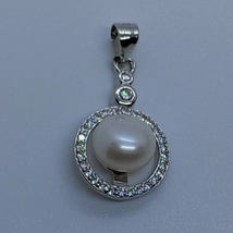 Cirkon köves keretbe helyezett 8 mm-es igazgyöngyel díszített ezüst medál