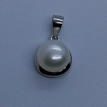 Letisztult vonalú klasszikus sima 8 mm-es igazgyöngyel díszített ezüst medál