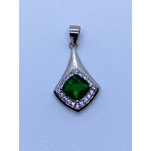 Négyszöglető zöld cirkon kő szélein fehér apró cirkon sorkővel díszítve, rombusz alakban készített ezüst medál