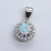 Kerek formályú szélen fehér cirkonnal, középen fehér opál kövel díszített ezüst medál