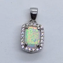 Téglalap alakú fehér cirkon sorkővel keretezett 4 karomba foglalt fehér opál ezüst medál