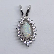 Csónak alakú fehér cirkon sorkővel keretezett 4 karonba foglalt fehér opál ezüst medál