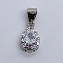 Csepp formáljú fehér cirkon sorkővel keretezett 3 karomba foglalt fehér cirkon köves ezüst medál