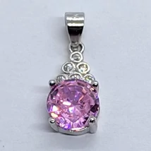 4 karomba foglalt kerek rózsaszín cirkon köves, felül buttonos foglalatú fehér cirkon kővel díszített ezüst medál