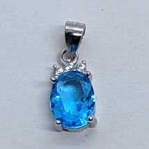 4 karomba foglalt ovális, világoskék cirkon köves ezüst medál