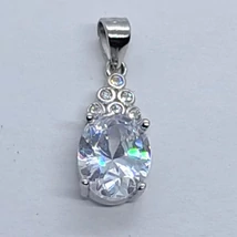 4 karomba foglalt ovális fehér cirkon köves felül buttonos foglalatú fehér cirkon kővel díszített ezüst medál