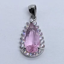 Csepp formáljú fehér cirkon sorkővel keretezett 3 karomba foglalt rózsaszín cirkon köves ezüst medál