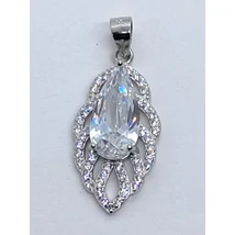 Hosszukás levél formájú fehér cirkon kövekkel keretezett, 3 karomba foglalt csillogó fehér cirkon kővel díszített ezüst medál