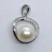 Nagy karika formájú apró cirkon kövekkel díszített középen 8 mm-es édesvizi tenyésztett gyönggyel készült ezüst medál