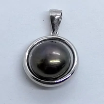 Ezüst sima karikában 8 mm-es tahiti gyönggyel készített ezüst medál