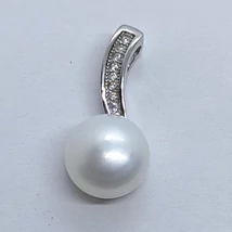 Apró pici cirkon kővel kirakott ezüst száron 6 mm-es édesvizi tenyésztett gyönggyel díszített ezüst medál