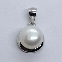 Sima kerek alapon 8 mm-es édesvizi tenyésztett gyönggyel készített ezüst medál