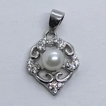 Cirkon kővel díszített áttört mintájú középen 3 mm-es édesvizi tenyésztett gyönggyel készített ezüst medál