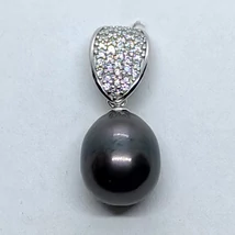 Felső részen apró cirkon kövekkel díszített, alúl 10 mm-es édesvizi tahiti tenyésztett gyönggyel készült ezüst medál