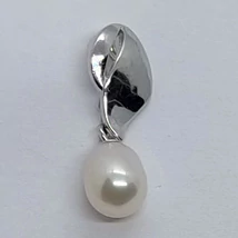 Felül levél mintájú, magas fényű szárrésszel készült, alúl 7 mm-es édesvizi tenyésztett gyöngyös ezüst medál