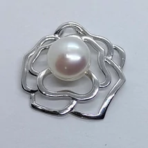 Rózsa közepébe épített 11 mm-es édesvizi tenyésztett gyöngyös ezüst medál, amelyet csúsztatós erlivel láttak el