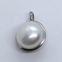 Minimalista díszítésű kerettel ellátott 12 mm-es édesvizi tenyésztett gyönggel díszített fix erlis ezüst medál