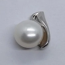 10 mm-es édesvizi tenyésztett gyöngy fél oldalas csúsztatós erlivel készített ezüst medál