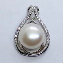 12 mm-es édesvizi tenyésztett gyönggel, kereten fehér cirkon sorkővel kirakott csúsztatós erlivel ellátott különlrgesen szép ezüst medál