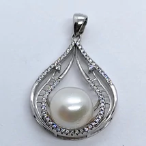 12 mm-es édesvizi tenyésztett gyönggel,díszített dupla csepp formájú, fehér cirkon sorkővel kirakott, extra kivitelű ezüst medál