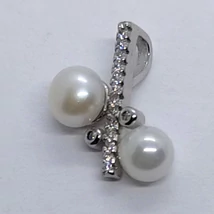 Két darab 4 mm-es édesvizi tenyésztett gyönggyel díszített egyszerű csúsztatós erlivel ellátott ezüst medál