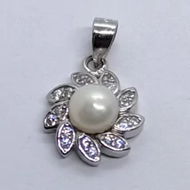 5 mm-es édesvizi tenyésztett gyöngy, cirkon kövekkel kirakott szirmokba épített ezüst medál