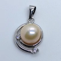 Csiga formájúkerettel ellátott 8 mm-es édesvizi tenyésztett gyönggyel ellátott ezüst medál