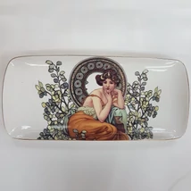 Mucha kínáló Mucha kínáló