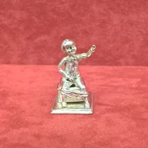 Ezüst kisfiú figura