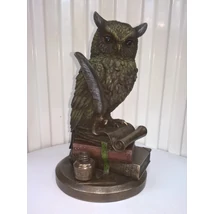 Bagoly szobor könyvekkel