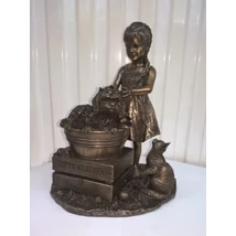 Kutyát fürdető kislány