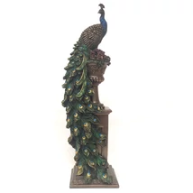 Páva állványon szobor