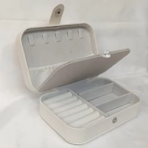 Rekeszes, patentzáras fehér színű ékszerdoboz