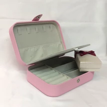 Rekeszes, patentzáras rózsaszín ékszerdoboz